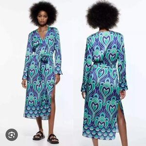 ZARA PRINTED SATIN MIDI DRESS W/ BELT

 NEW, WITH NO TAGS !!

Beautiful V-